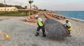 Guerra del Ayuntamiento contra los que reservan hueco en la playa: destruye dos toneladas de tumbonas, sombrillas y toallas| Foto Municipalidad de Kassandra