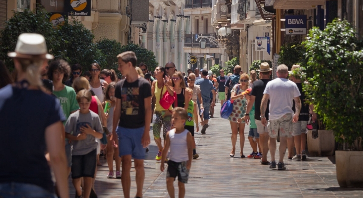 Imagen de turistas paseando por Cartagena