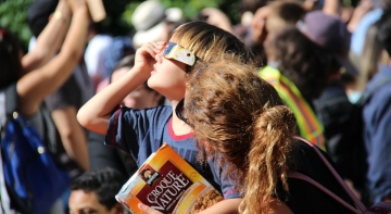 Personas observando un eclipse | Tourinews Personas observando un eclipse | Tourinews