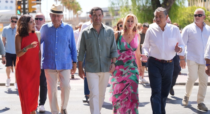 El presidente de la Junta, Juanma Moreno, en compañía de los consejeros de la Presidencia, Antonio Sanz; Economía, Carolina España; Empleo, Rocío Blanco, y del alcalde de Málaga, Francisco de la Torre.