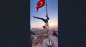 Turista se enfrenta a pena de cárcel por hacer 'pole dance' con la bandera de Turquía en Capadocia