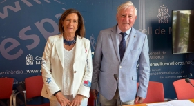 La directora de Turismo para la Oferta y la Calidad, Clara del Moral, junto al exconseller de Turismo de Mallorca, Marcial Rodríguez.