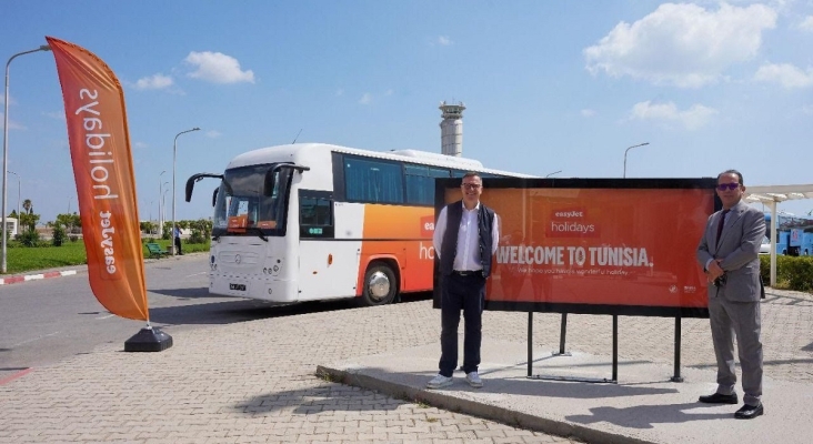 Garry Wilson, CEO de easyJet Holidays, y Abdessatar Badri, director general de Tunisian Travel Service