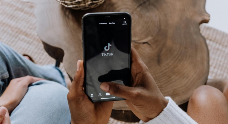 TikTok se alía con Booking y lanza su propio canal de reservas hoteleras