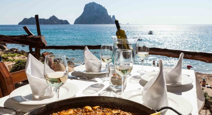 Restaurantes de Ibiza registran caídas de los ingresos de hasta un 20% en plena temporada alta | Foto: Restaurante El Carmen Cala d'Hort 