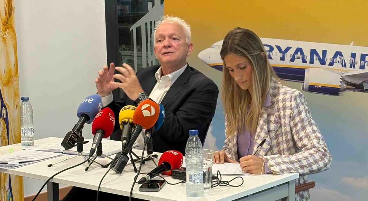 Eddie Wilson, CEO de Ryanair, durante la rueda de prensa. Eddie Wilson, CEO de Ryanair, durante la rueda de prensa.