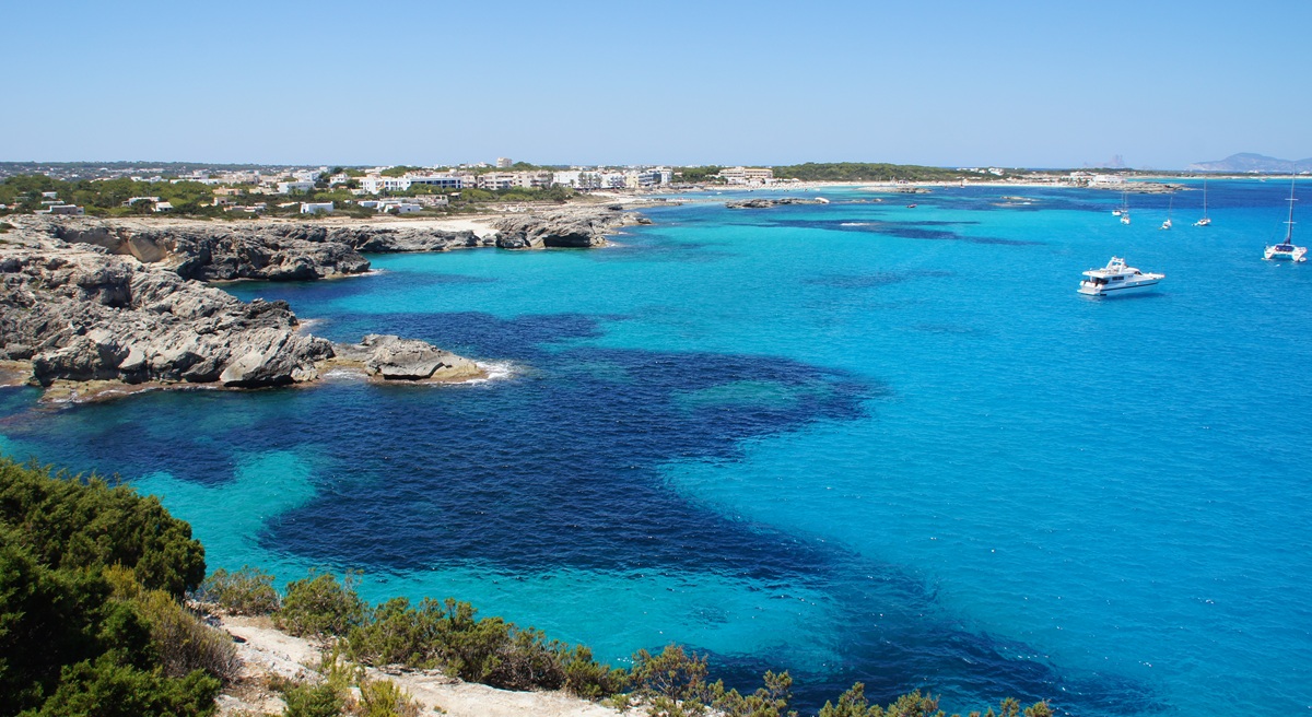 Los hoteleros de Formentera exigen al Govern desbloquear los servicios de playa y denuncian desigualdad con Mallorca | Foto: Emanuela Meme Giudici (CC BY 3.0) Los hoteleros de Formentera exigen al Govern desbloquear los servicios de playa y denuncian desigualdad con Mallorca | Foto: Emanuela Meme Giudici (CC BY 3.0)