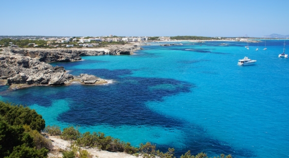 Los hoteleros de Formentera exigen al Govern desbloquear los servicios de playa y denuncian desigualdad con Mallorca | Foto: Emanuela Meme Giudici (CC BY 3.0)