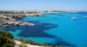 Los hoteleros de Formentera exigen al Govern desbloquear los servicios de playa y denuncian desigualdad con Mallorca | Foto: Emanuela Meme Giudici (CC BY 3.0)