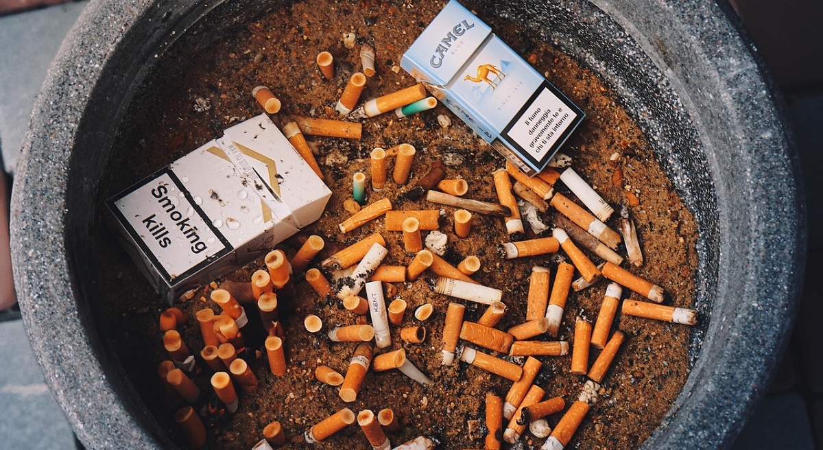 España prohíbe fumar y vapear en terrazas y desde la patronal de hostelería advierten del “impacto negativo para el turismo España prohíbe fumar y vapear en terrazas y desde la patronal de hostelería advierten del “impacto negativo para el turismo