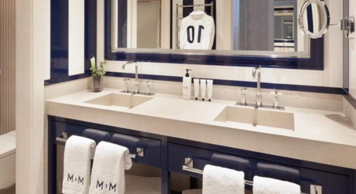 Baño de una suite del hotel, con el número 10 en el albornoz. | Foto: MIM Hotels