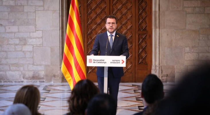 Dueños de pisos turísticos en Cataluña acusan al expresident Aragonès de beneficiarse por su decreto que elimina licencias