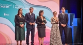 Victoria López, presidenta de Grupo Fedola, recoge el galardón junto a Ana Belén López y Juan Carlos de León