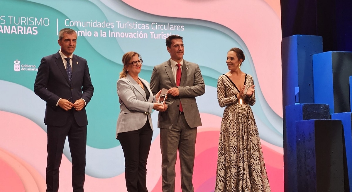 Manuel Domínguez, vicepresidente del Gobierno de Canarias; Ángela Delgado, presidenta de Asaga; y Gustavo Hernández,director de GF Victoria; y Jessica de León, consejera de Turismo de Canarias