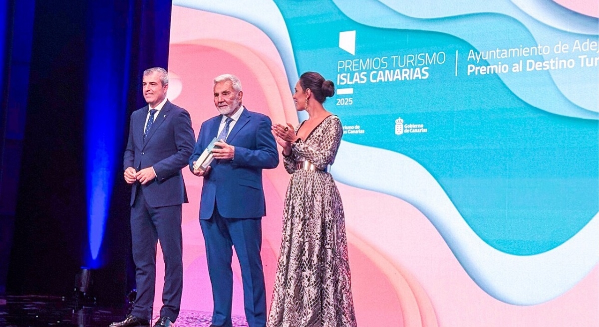 Manuel Domínguez; José Miguel Rodríguez Fraga, alcalde de Adeje; y Jessica de León