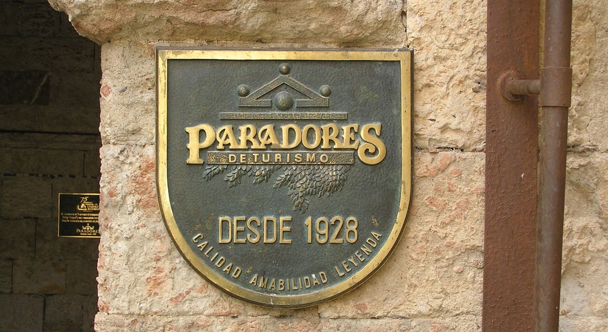 Emblema de Paradores de Turismo, en la puerta del Parador establecido en el Castillo de Enrique II (Salamanca) | Foto: Mr. Tickle (CC BY-SA 3.0)