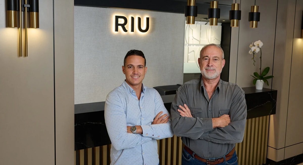 Luis Riu Güell y Luis Riu Rodríguez en el lobby del nuevo hotel de RIU en Canadá, el Riu Plaza Toronto Luis Riu Güell y Luis Riu Rodríguez en el lobby del nuevo hotel de RIU en Canadá, el Riu Plaza Toronto