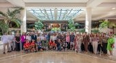 Foto de personal junto a los primeros clientes en el hall de GF Gran Costa Adeje.
