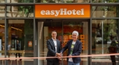 Karim Malak, CEO de easyHotel, Jose Donaire Benito, comisionado para la gestión turística sostenible del Ayuntamiento de Barcelona
