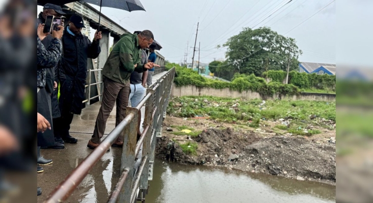 Andrew Holness, primer ministro de Jamaica, en un recorrido tras el paso del huracán Melissa.