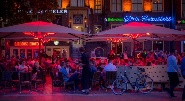 Terraza con publicidad de cerveceras Terraza con publicidad de cerveceras