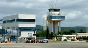 Torre de control en el aeropuerto de Ibiza. | Foto: serge Ottaviani (CC BY-SA 3.0)