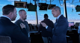 El secretario de Transporte, Sean Duffy, habla con controladores aéreos. 
