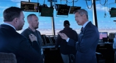 El secretario de Transporte, Sean Duffy, habla con controladores aéreos. 