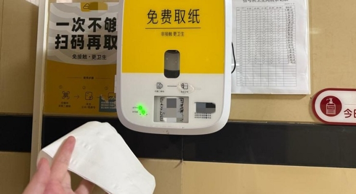 Los turistas en Pekín enfrentan un dilema ¿pagar o ver anuncios para obtener papel higiénico | Foto: Beijing News