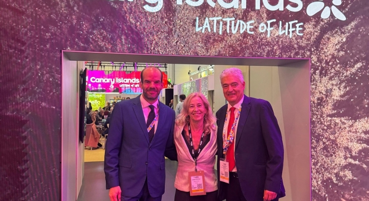 Domingo Lorenzo, asesor político del Ayuntamiento de Tías; Lorea Santos, directora comercial de VIK Hotels; y José Juan Cruz, alcalde de Tías