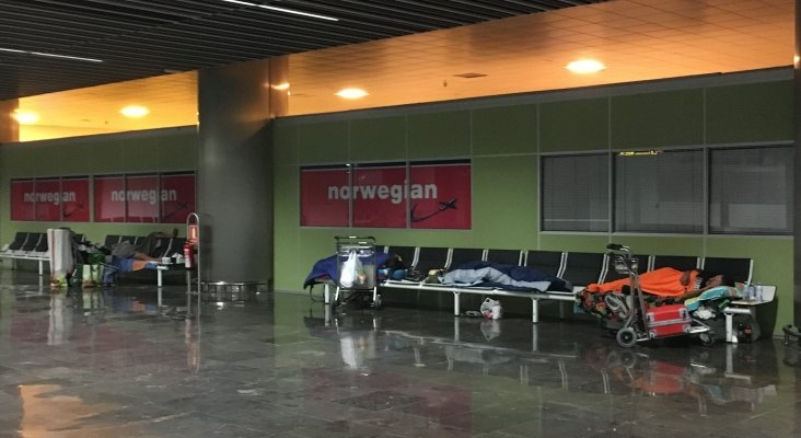 Personas que viven en el aeropuerto de Gando. Foto de Ignacio Moll