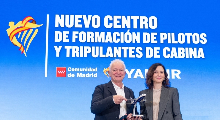 Eddie Wilson, CEO de Ryanair DAC, e Isabel Díaz Ayuso, presidenta de la Comunidad de Madrid