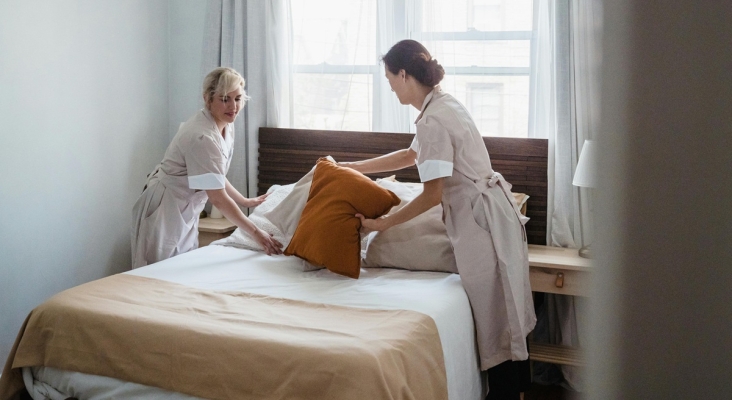 Las camareras de piso logran su primera victoria: pactan con MarSenses una reducción de jornada a las mayores de 58 años