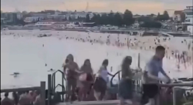 Personas huyendo de Bondi Beach durante el tiroteo|Imagen vía X