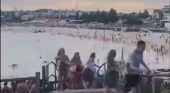Personas huyendo de Bondi Beach durante el tiroteo|Imagen vía X