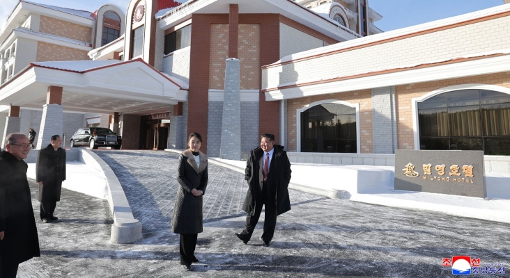 Kim Jong un y su pequeña hija frente al Hotel Milyong|Imagen: KCNA