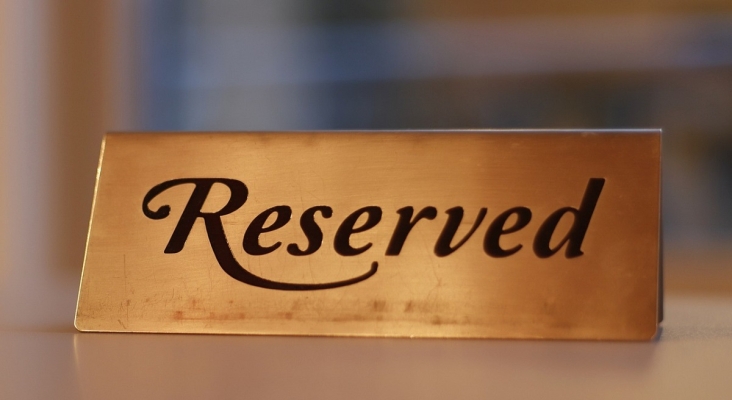 Multa de 10.000 euros a un restaurante que sancionaba con 100 euros las cancelaciones de reservas
