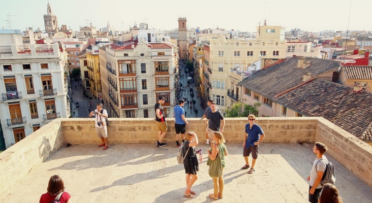 Turistas, en las Torres de Serrans