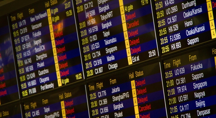Tablón de aeropuerto con cancelaciones y retrasos