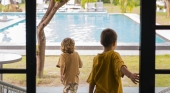 Niños saliendo a piscina exterior
