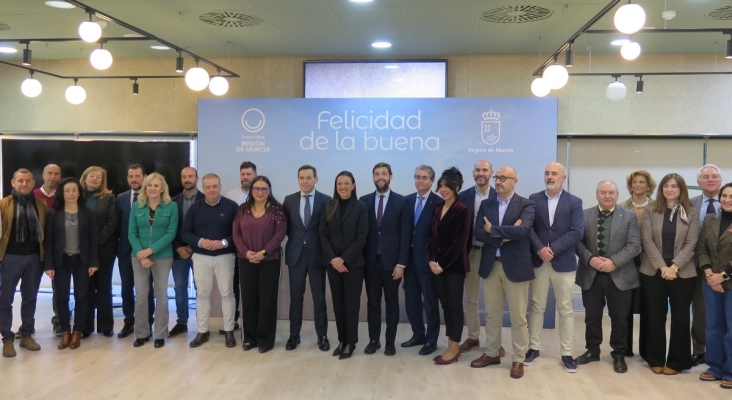 La consejera Carmen Conesa con los asistentes a la presentación el informe sobre el turismo en la Región entre 2019 y 2024 elaborado por Exceltur