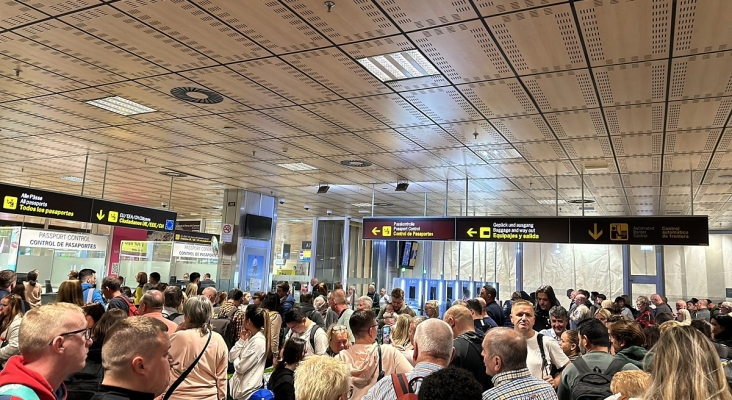 Imagen de archivo de uno de los colapsos en en el control de pasaportes de Tenerife Sur