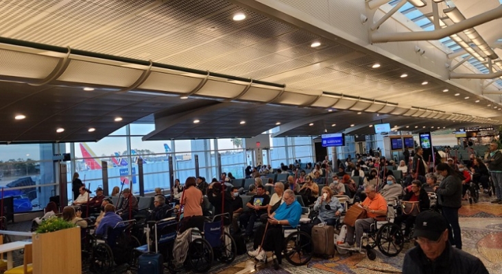 Numerosas personas con silla de ruedas esperan su embarque en vuelo de Southwest| Foto: @ElonBachman