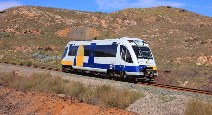 Tres heridos al chocar un tren con una grúa cuando se dirigía hacia el Mar Menor (Murcia) | Foto: Andrés Gómez (CC BY-SA 2.0)