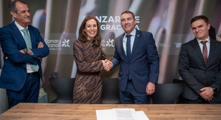 Firma del convenio en FITUR