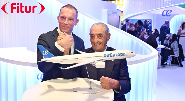 Arhippainen (izquierda) e Hidalgo sellan el acuerdo en FITUR