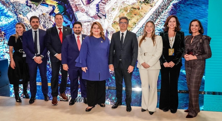 Jenniffer González, en el centro, tras realizar el anuncio