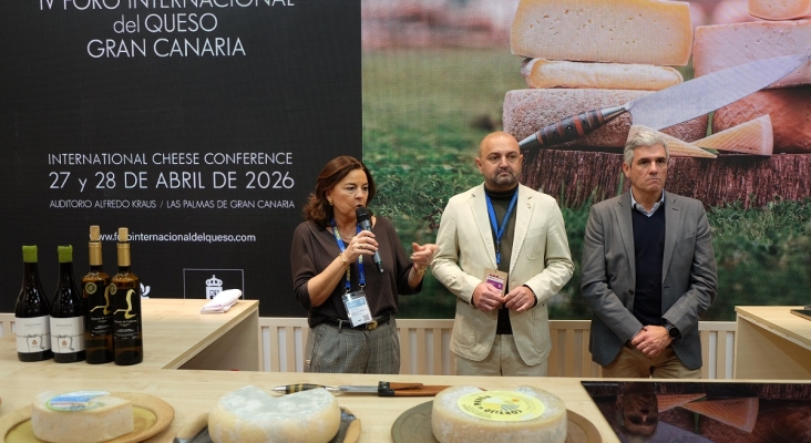 Julia Pérez, directora de contenidos del foro; Carlos Álamo, consejero de Turismo de Gran Canaria; y Alejandro Báez, director insular de Agricultura, Ganadería y Pesca