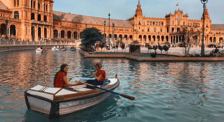 España roza los 97 millones de turistas en 2025, pero sus principales mercados se agotan