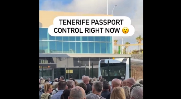 Pantallazo del vídeo de Gimbal Walk TV, en el que se aprecia a pasajeros en cola para pasar el control de pasaportes, incluso sin haber podido acceder a la terminal